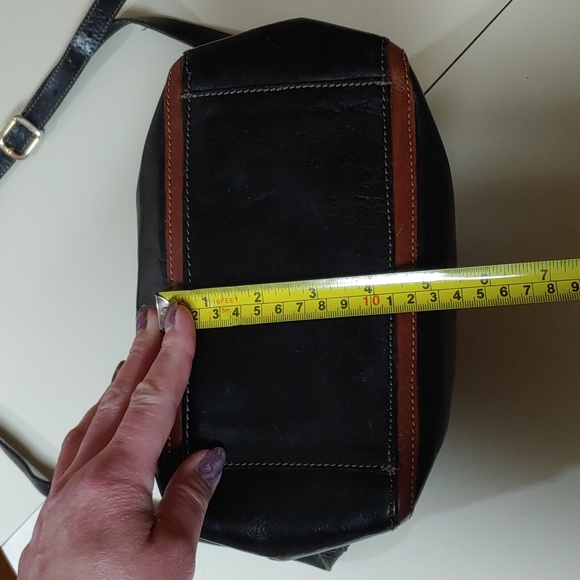 Piero Vintage Leather Crossbody Bag - Picture 15 of 16